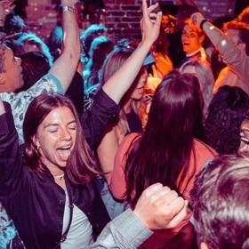 Glade gæster på dansegulvet på Bien og Blomsten