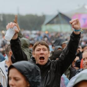Tinderbox 2025 regnvejr med god stemning
