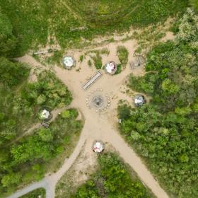 Tarup Davinde kunstshelters lodret over drone