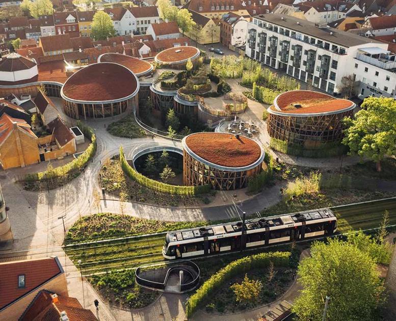 Dronefoto over den gamle bydel med H.C. Andersens Hus