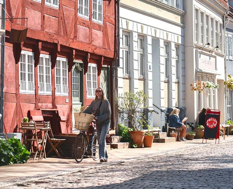Pige trækker cykel i Nedergade