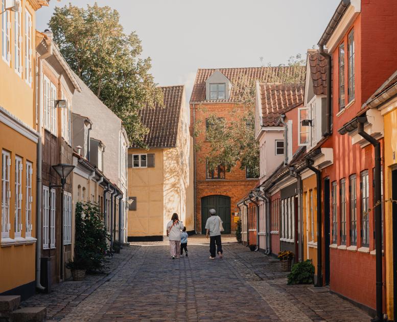 Familie i den gamle bydel efterår 2025